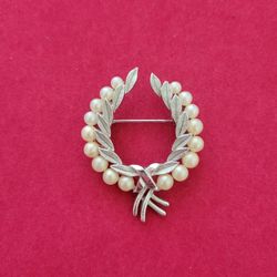 Vintage 1960'S Crown Trifari Brooch Pin Silver Tone Faux Pearl Wreath Leaves