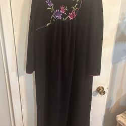 Black Vanity Fair Long Robe Zip Front . Sized Med , Runs Larger 