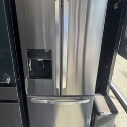 30 In - LG French Door Refrigerator / Apartment Size 