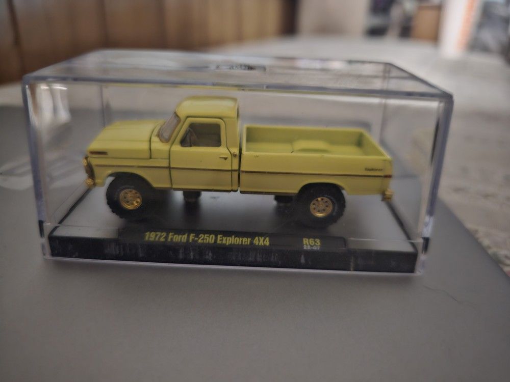 M2 CHASE 1972 Ford F 250 Explorer 4x4 Model Car