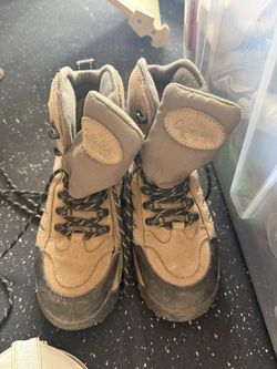 Cabellas women’s hiking boot
