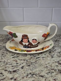 Publix Pilgrim Thanksgiving Holiday Gravy Boat and Drip Plate 9.5" x 3.5"