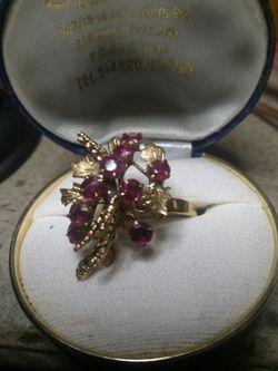 18k gold ring with ruby stones