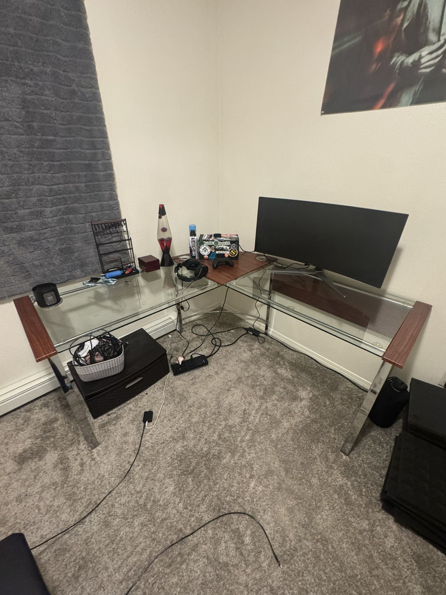 Corner desk