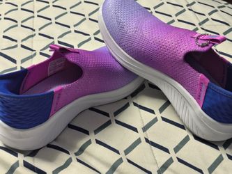 Girls 2.5 Size Skechers Slip-Ins