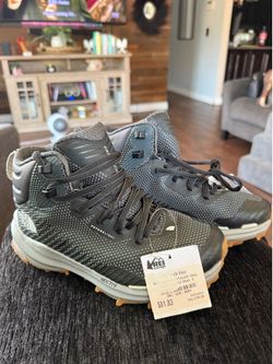 Women’s hiking shoes