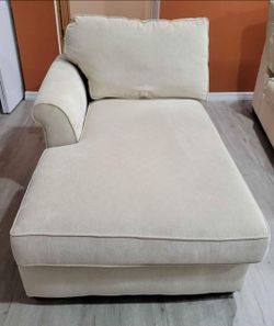 Chaise Lounge – Relaxing Reading Chair – Soft & Supportive