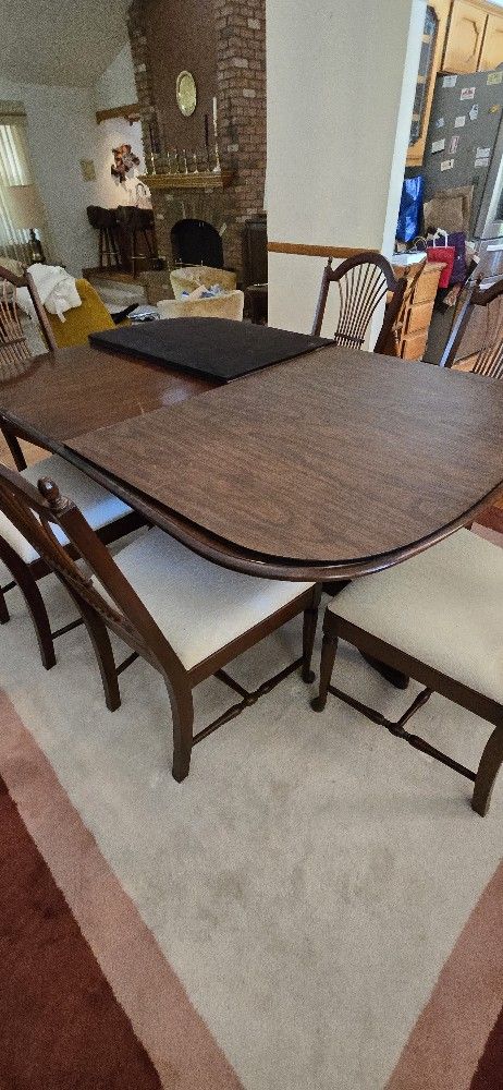 BEAUTIFUL DINING ROOM TABLE 