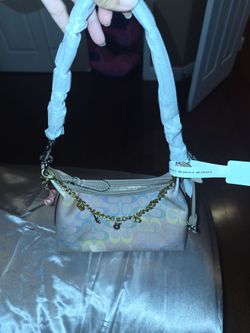 Beautiful handbag with cute keychains included! 👜💕 You can easily remove the keychains if you prefer a simpler look. ✨😍