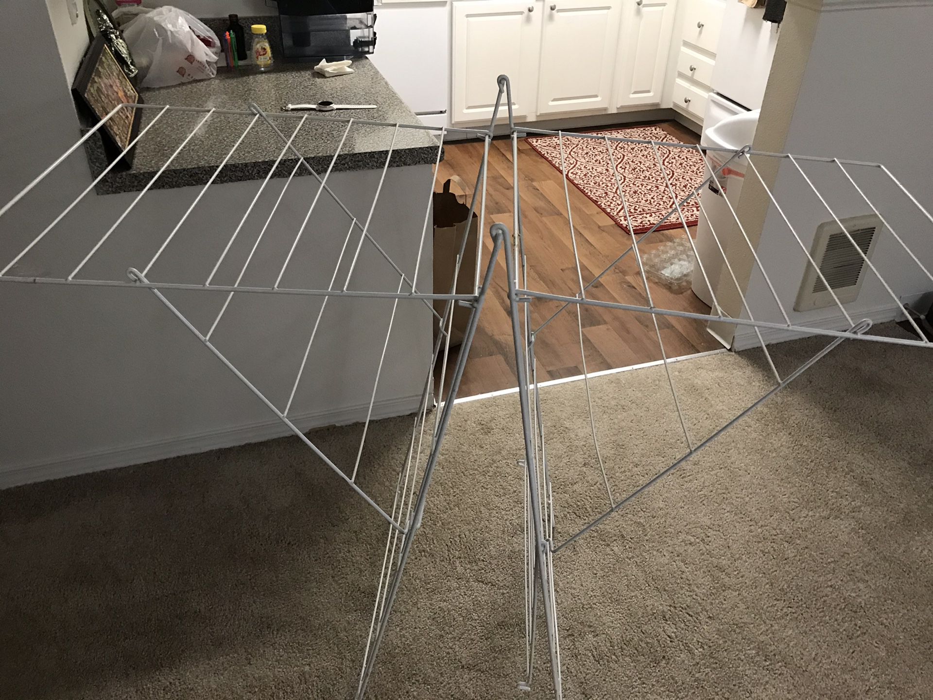 Expandable clothes drying rack