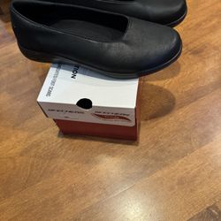 Woman’s Never Worn Skechers Arch Fit Slip On Shoes Shipping Available 