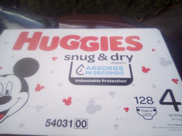 128 Pack Of Huggies Snug & Dry Diapers Size 4 . 22-37 LBS
