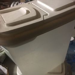 Dog or cat food bin