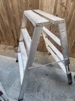 Sturdy 4 ft scaffold ladder