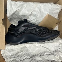 YEEZY 700 SIZE 10