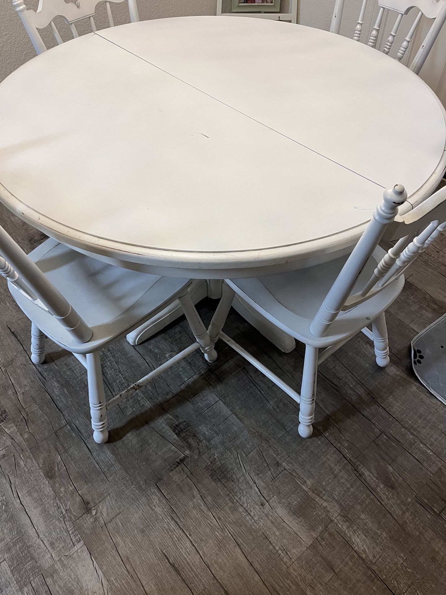 Farmhouse Round Table And Chairs