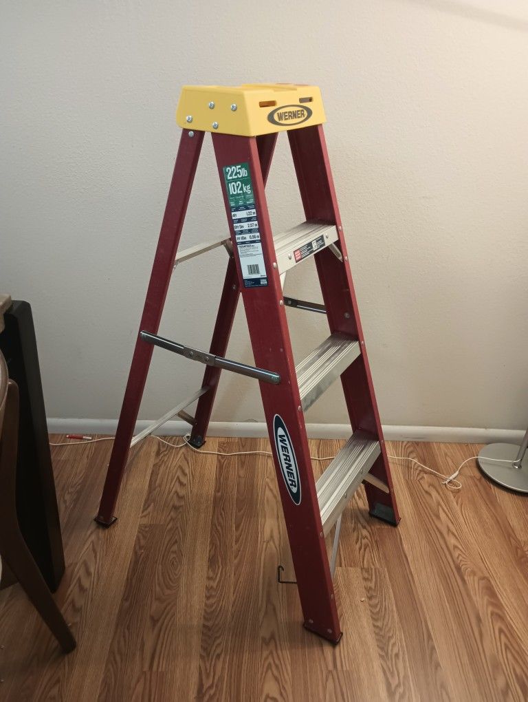 Werner 4-ft ( 8-ft Reach Height ) Fiberglass Type 2 - 225 lbs. Load Capacity Step ladder