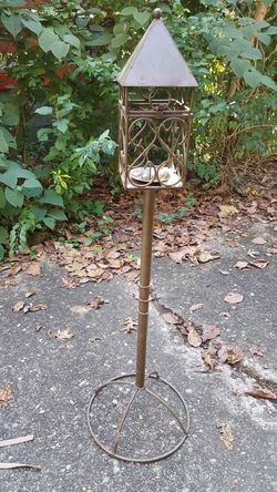 Metal pedestal candle holder