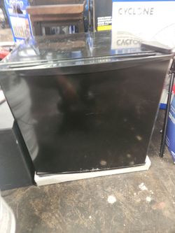 Compact refrigerator