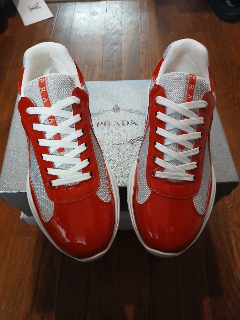 Sneakers Size 10