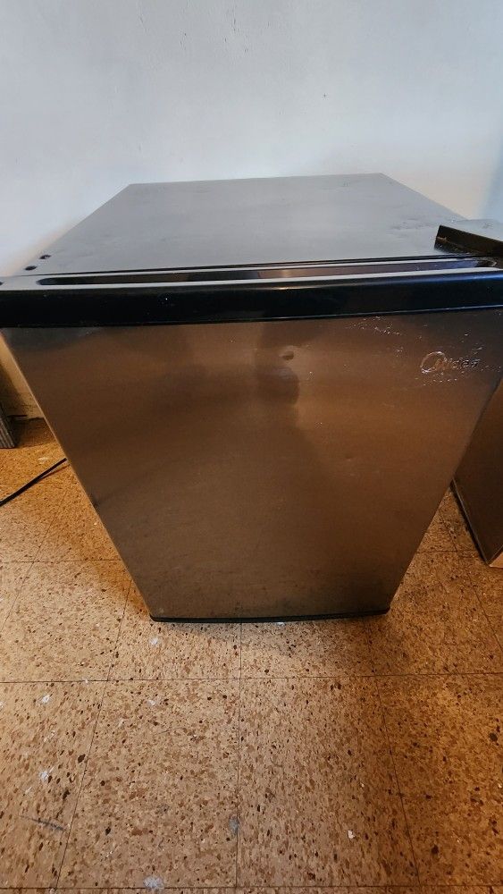 Midea Mini Fridge