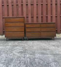 Bassett Mid-Century Modern Walnut Dresser Set - 5 Pieces