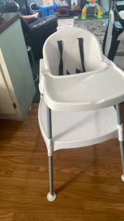 Silla para  dar de comer y se separa y se hace mesa