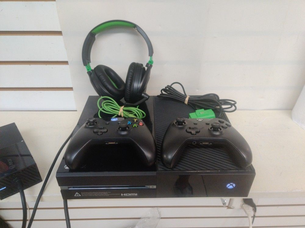 Microsoft Xbox One Console 500GB (1540) With 2 Controller / Headset