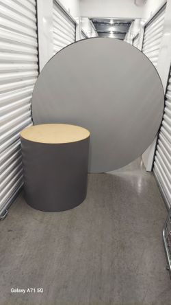 66 inch round table and stand. 30 inches high.  In Excellent condition