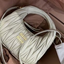 White shoulder bag
