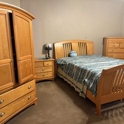 Complete Queen Bedroom Set - 7 Pieces