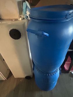 Vengo todo esto selling water pressure machine (new and never have been used comes with everything including blue jugs and water tank for water storag