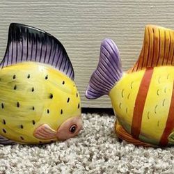 Collectible Hand Painted Colorful Set Of 2 Salt And Pepper Under The Sea Beach Themed Fish Figurine Home Statue Decoration Accent