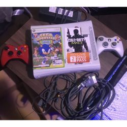 Xbox 360 Console - 2 Controllers & 2 Games, 1 Pass