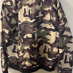 Unbranded Camo Jacket Size XXL However It Is About Women Size Medium/Large J12