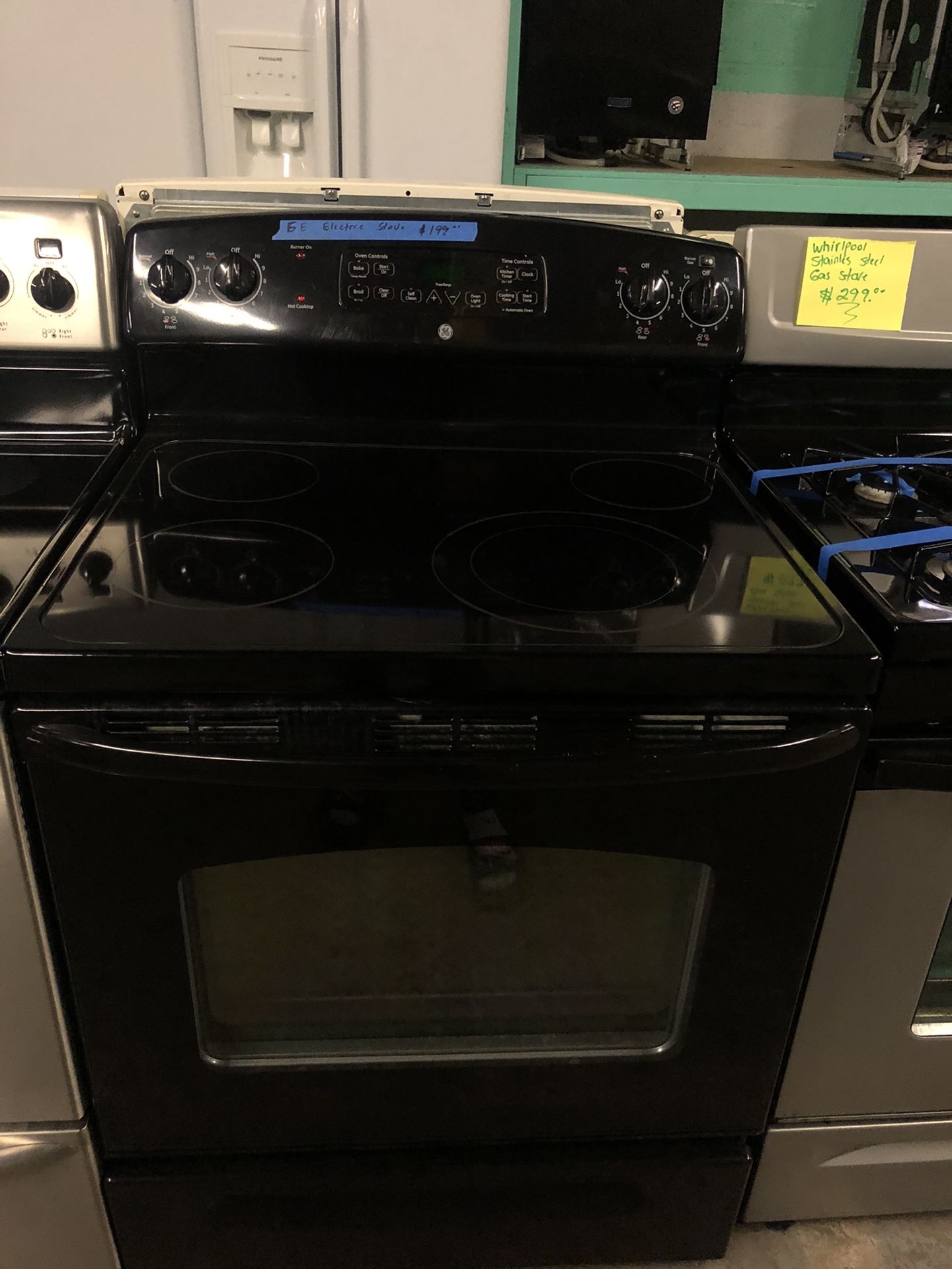 GE Electric Stove, in perfect condition with 4 months warranty