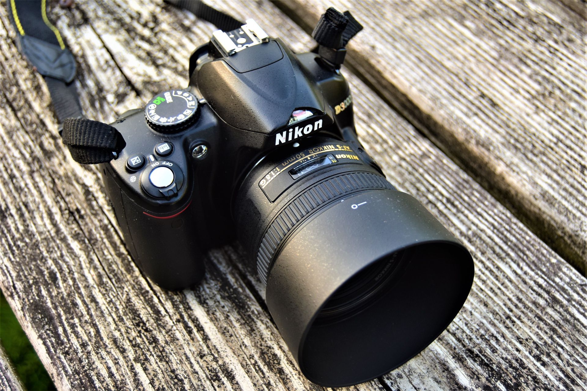 Nikon D3000 DSLR Camera W/ AF-S Nikkor 50 mm 1:1.8G