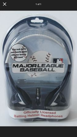 2009-Major League Baseball-New York Yankees Batting Helmet Headphones.