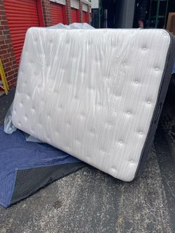 Queen Pillow Top Mattress Still in Plastic