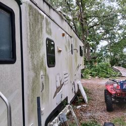 Nice 1 Bedroom Trailer W/ 5th Wheel