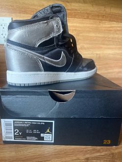 Air Jordan 1 Retro High OG Black Grey Size 2Y