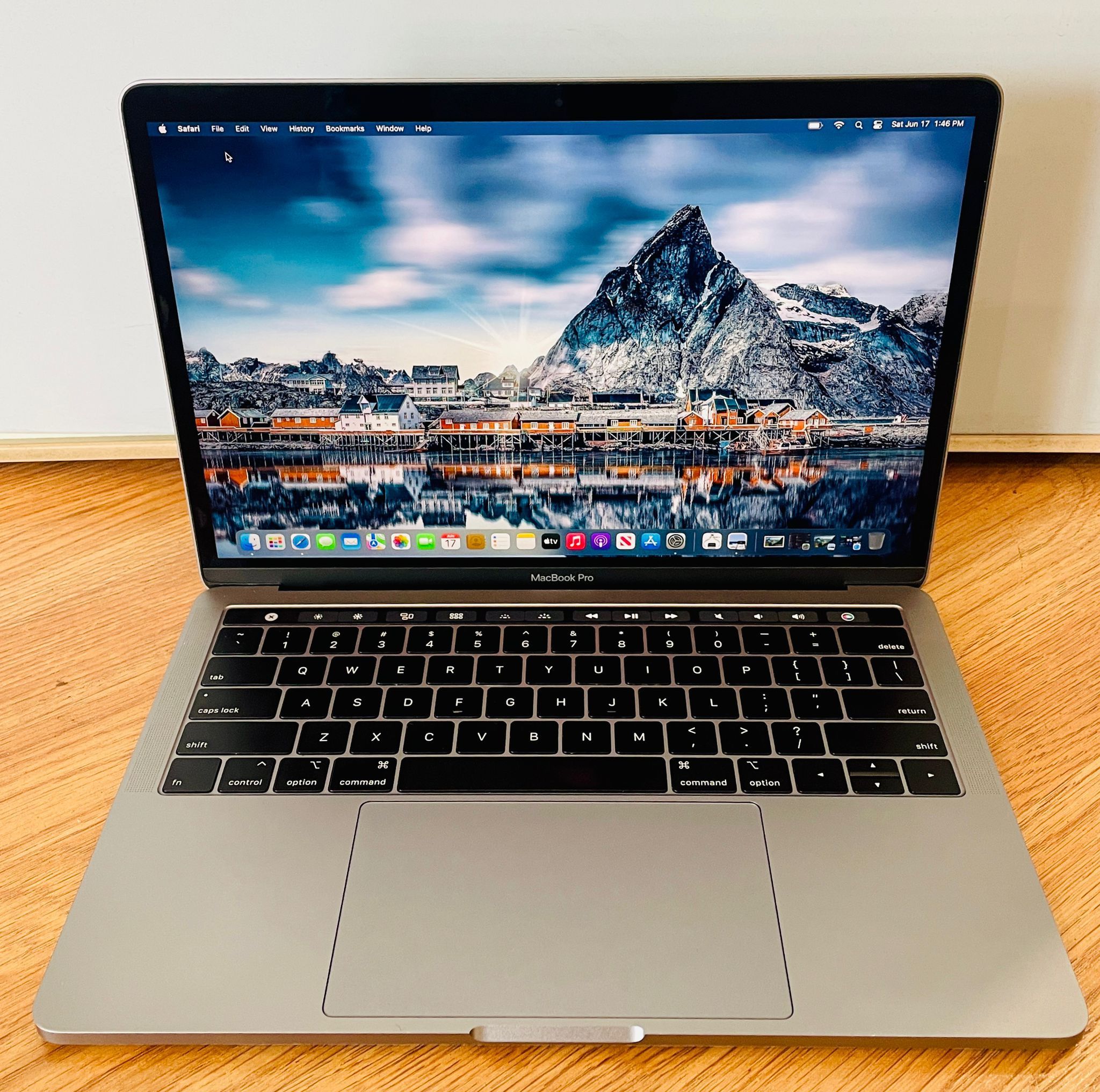 美品 MacBook Pro A1990 2019 i7/16GB/256GB Apple MacBook Pro A1990 (2019) 15