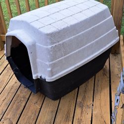Large Dog House Igloo.excllent Condition. Clean 
