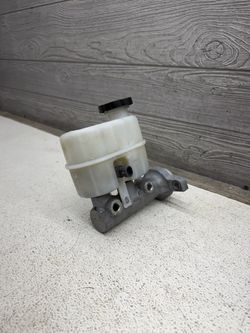 2009-2013 Chevy Silverado 1500 / GMC Sierra 1500 Brake Master Cylinder OEM