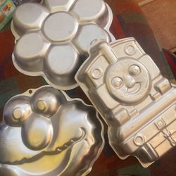 Elmo, Thomas The Train, and Flower Cake Pans, with 3 Cake Decorating Books
