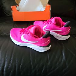 Kids Pink Nike (sz. 4Y)
