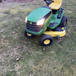 John Deere E140 22-HP V-Twin Hydrostatic 48-in Lawn Tractor it is in very good condition only 22 hours on it 