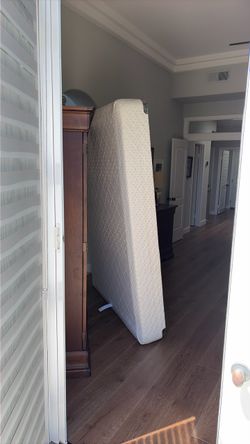 Free ES kluft queen bed boxspring