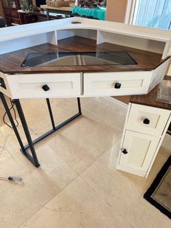 Fashion Corner make up desk with lights and draws Lake Forest CA
