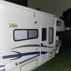 Leprechaun RV 26foot 